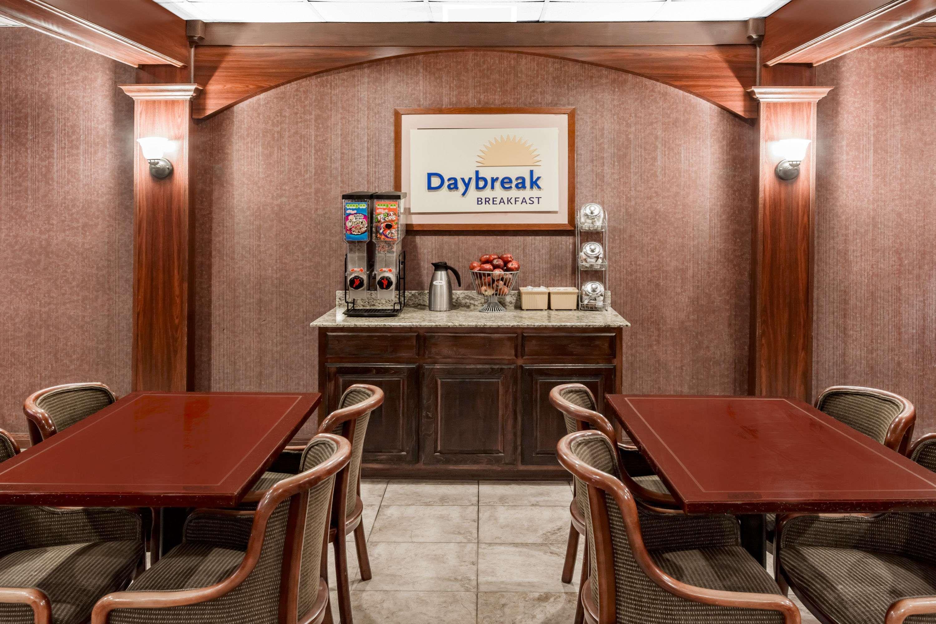 Days Inn & Suites By Wyndham Jennings Екстериор снимка