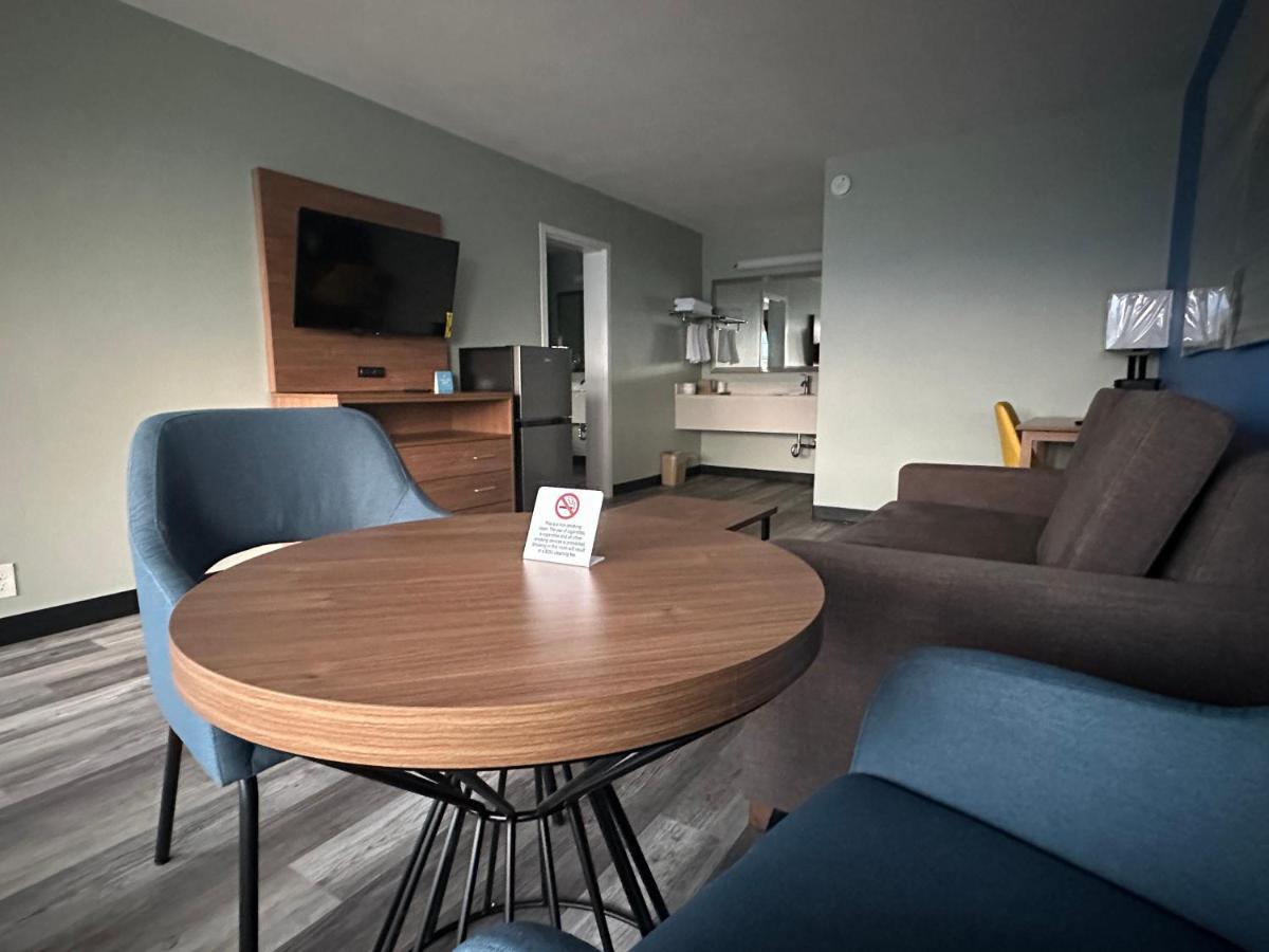 Days Inn & Suites By Wyndham Jennings Екстериор снимка